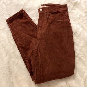 Levi’s High Waisted Mom Jeans Pant in Mahogany Corduroy Sz 28
